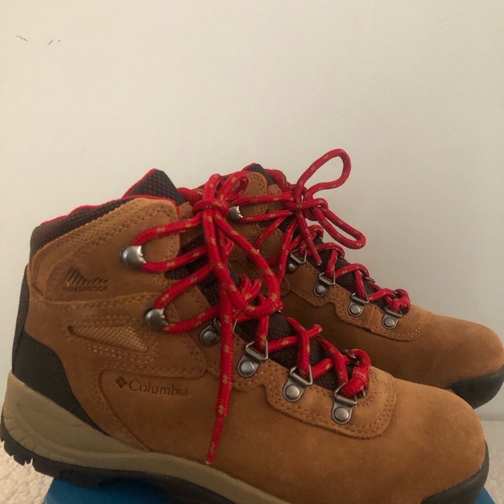 Ladies size 7 Columbia waterproof hiking boots